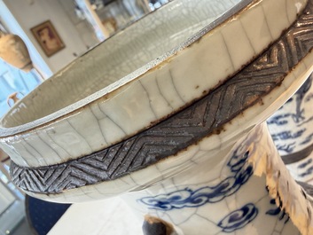 A pair of Chinese blue and white Nanking crackle-glazed 'Dragons' vases, 19th C.