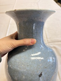 A Chinese celadon crackle-glazed vase and a lavender-blue crackle-glazed vase, 18/19th C.