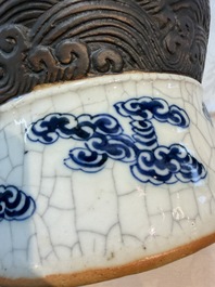 A pair of Chinese blue and white Nanking crackle-glazed 'Dragons' vases, 19th C.