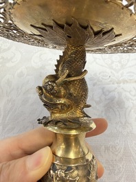 A pair of Chinese gilt-silver 'Dragon' tazzas, Heng Lai 恒來 marks, 19/20th C.