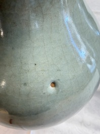 A Chinese celadon crackle-glazed vase and a lavender-blue crackle-glazed vase, 18/19th C.