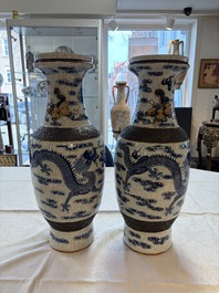A pair of Chinese blue and white Nanking crackle-glazed 'Dragons' vases, 19th C.