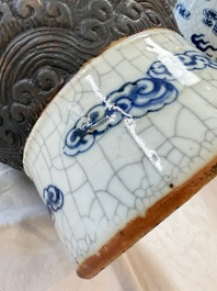 A pair of Chinese blue and white Nanking crackle-glazed 'Dragons' vases, 19th C.