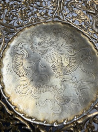 A pair of Chinese gilt-silver 'Dragon' tazzas, Heng Lai 恒來 marks, 19/20th C.