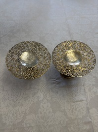 A pair of Chinese gilt-silver 'Dragon' tazzas, Heng Lai 恒來 marks, 19/20th C.