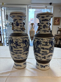 A pair of Chinese blue and white Nanking crackle-glazed 'Dragons' vases, 19th C.