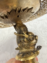 A pair of Chinese gilt-silver 'Dragon' tazzas, Heng Lai 恒來 marks, 19/20th C.