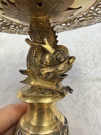 A pair of Chinese gilt-silver 'Dragon' tazzas, Heng Lai 恒來 marks, 19/20th C.