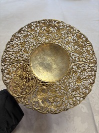 A pair of Chinese gilt-silver 'Dragon' tazzas, Heng Lai 恒來 marks, 19/20th C.