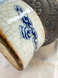 A pair of Chinese blue and white Nanking crackle-glazed 'Dragons' vases, 19th C.