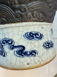 A pair of Chinese blue and white Nanking crackle-glazed 'Dragons' vases, 19th C.