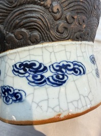 A pair of Chinese blue and white Nanking crackle-glazed 'Dragons' vases, 19th C.