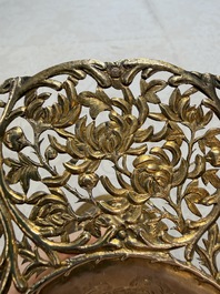 A pair of Chinese gilt-silver 'Dragon' tazzas, Heng Lai 恒來 marks, 19/20th C.