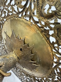 A pair of Chinese gilt-silver 'Dragon' tazzas, Heng Lai 恒來 marks, 19/20th C.