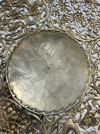 A pair of Chinese gilt-silver 'Dragon' tazzas, Heng Lai 恒來 marks, 19/20th C.