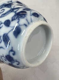 17 Chinese blue and white cups and 22 saucers, Kangxi/Yongzheng