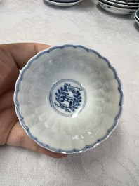 17 Chinese blue and white cups and 22 saucers, Kangxi/Yongzheng