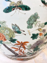 A pair of Chinese famille verte 'Flowers and Butterflies' fishbowls, 19th C.