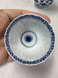 17 Chinese blue and white cups and 22 saucers, Kangxi/Yongzheng