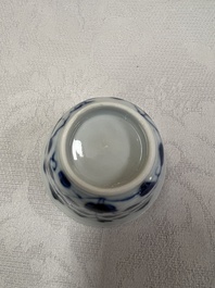 17 Chinese blue and white cups and 22 saucers, Kangxi/Yongzheng
