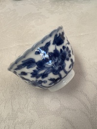 17 Chinese blue and white cups and 22 saucers, Kangxi/Yongzheng