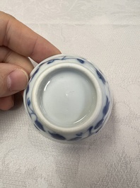 17 Chinese blue and white cups and 22 saucers, Kangxi/Yongzheng