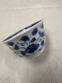 17 Chinese blue and white cups and 22 saucers, Kangxi/Yongzheng