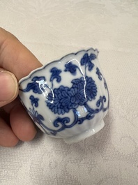 17 Chinese blue and white cups and 22 saucers, Kangxi/Yongzheng