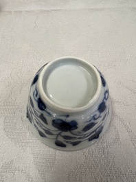 17 Chinese blue and white cups and 22 saucers, Kangxi/Yongzheng