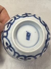 17 Chinese blue and white cups and 22 saucers, Kangxi/Yongzheng