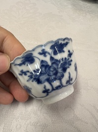 17 Chinese blue and white cups and 22 saucers, Kangxi/Yongzheng