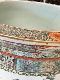 A pair of Chinese famille verte 'Flowers and Butterflies' fishbowls, 19th C.