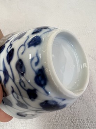 17 Chinese blue and white cups and 22 saucers, Kangxi/Yongzheng