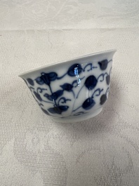 17 Chinese blue and white cups and 22 saucers, Kangxi/Yongzheng