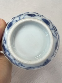 17 Chinese blue and white cups and 22 saucers, Kangxi/Yongzheng