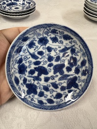 17 Chinese blue and white cups and 22 saucers, Kangxi/Yongzheng