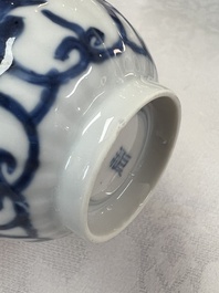 17 Chinese blue and white cups and 22 saucers, Kangxi/Yongzheng