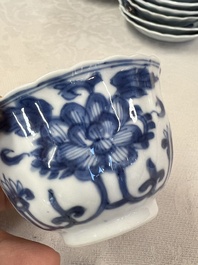 17 Chinese blue and white cups and 22 saucers, Kangxi/Yongzheng