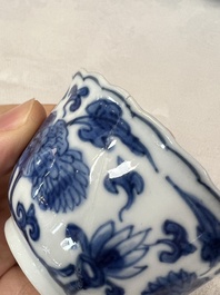 17 Chinese blue and white cups and 22 saucers, Kangxi/Yongzheng