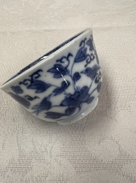17 Chinese blue and white cups and 22 saucers, Kangxi/Yongzheng