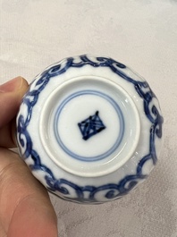 17 Chinese blue and white cups and 22 saucers, Kangxi/Yongzheng
