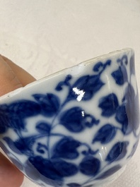 17 Chinese blue and white cups and 22 saucers, Kangxi/Yongzheng