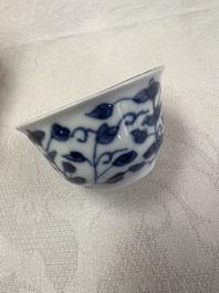 17 Chinese blue and white cups and 22 saucers, Kangxi/Yongzheng