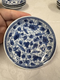 17 Chinese blue and white cups and 22 saucers, Kangxi/Yongzheng