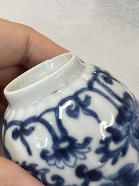 17 Chinese blue and white cups and 22 saucers, Kangxi/Yongzheng