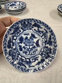 17 Chinese blue and white cups and 22 saucers, Kangxi/Yongzheng