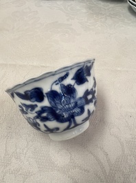 17 Chinese blue and white cups and 22 saucers, Kangxi/Yongzheng