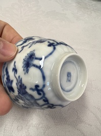 17 Chinese blue and white cups and 22 saucers, Kangxi/Yongzheng