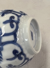 17 Chinese blue and white cups and 22 saucers, Kangxi/Yongzheng