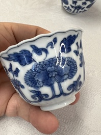 17 Chinese blue and white cups and 22 saucers, Kangxi/Yongzheng